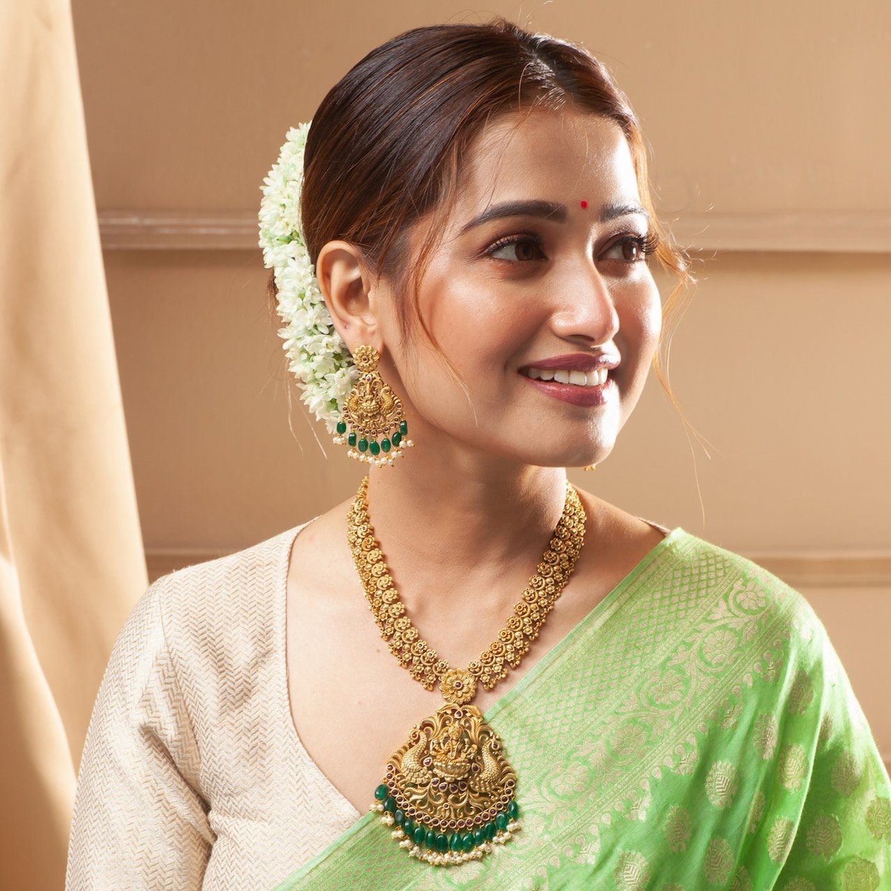 5 Attractive Diwali Jewellery Gifts For The Women You Love